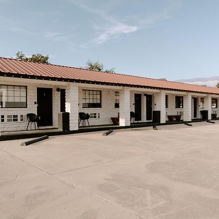 The Cowboy Motel Camp Wood Екстериор снимка